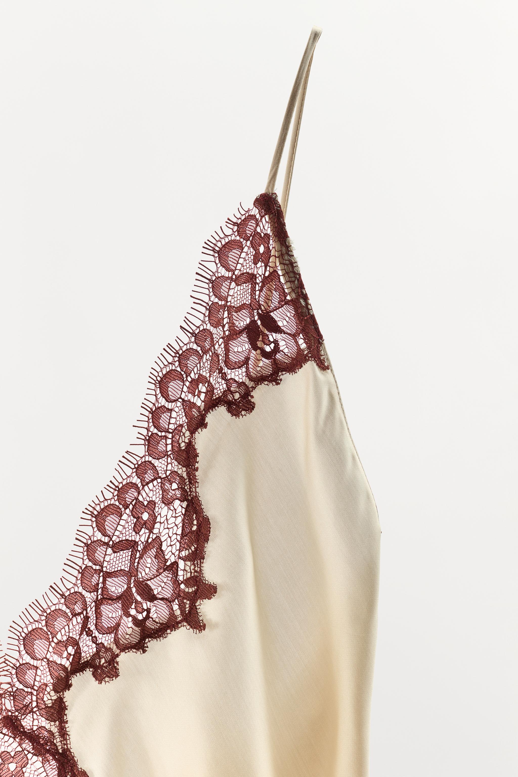 ROBE STYLE LINGERIE SATINÉE AVEC DENTELLE